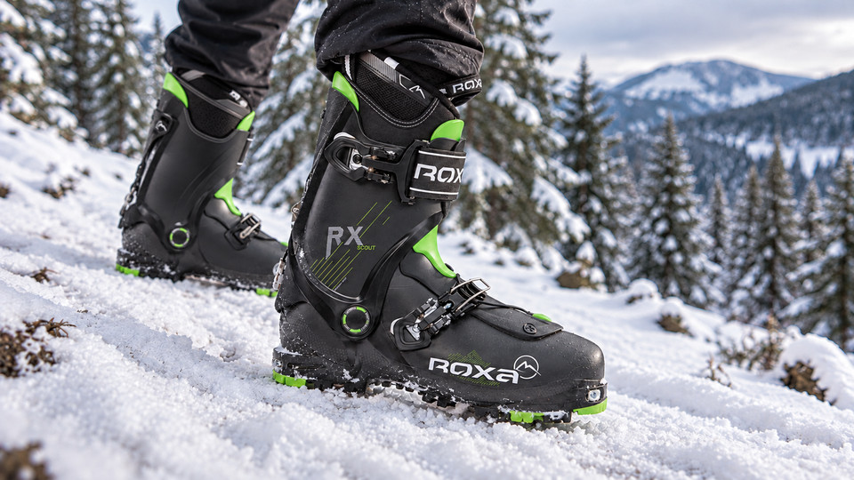Para butów skiturowych Roxa RX Scout na śniegu.