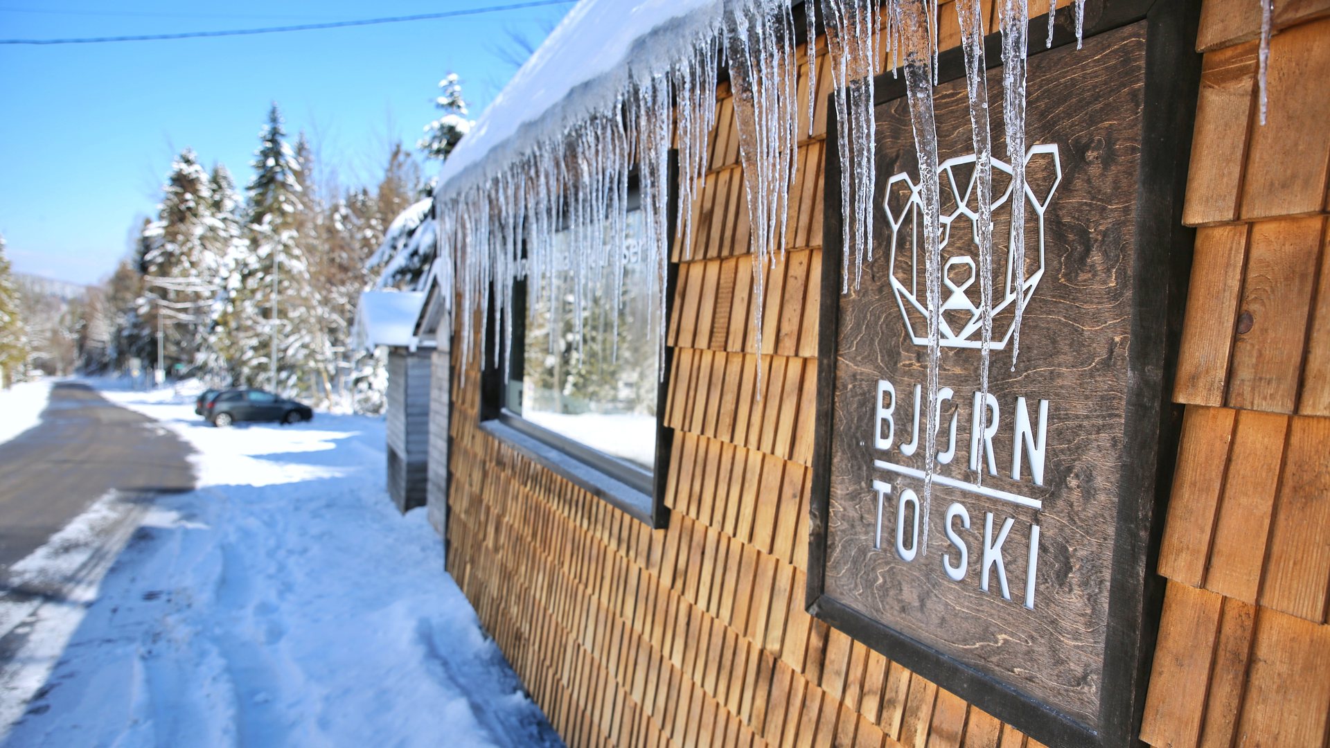 Drewniany punkt BJØRN Ski przy ul. Narciarskiej 1 w Korbielowie, widziany od strony dojścia