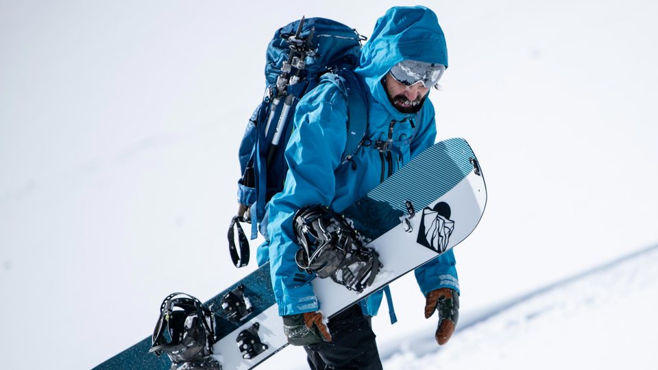 Splitboarder z deską Weston Range i zamontowanymi wiązaniami.
