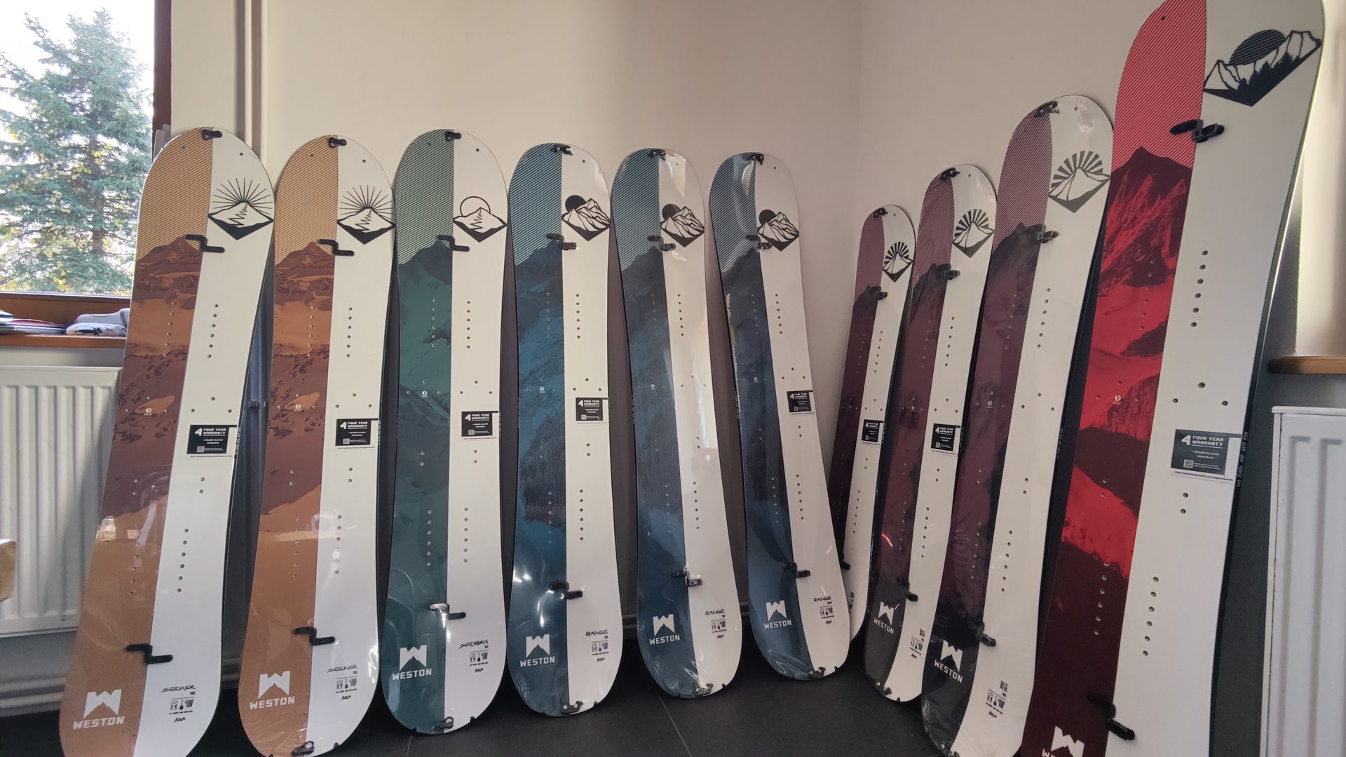 Splitboardy ustawione pionowo w punkcie BJØRN Ski.