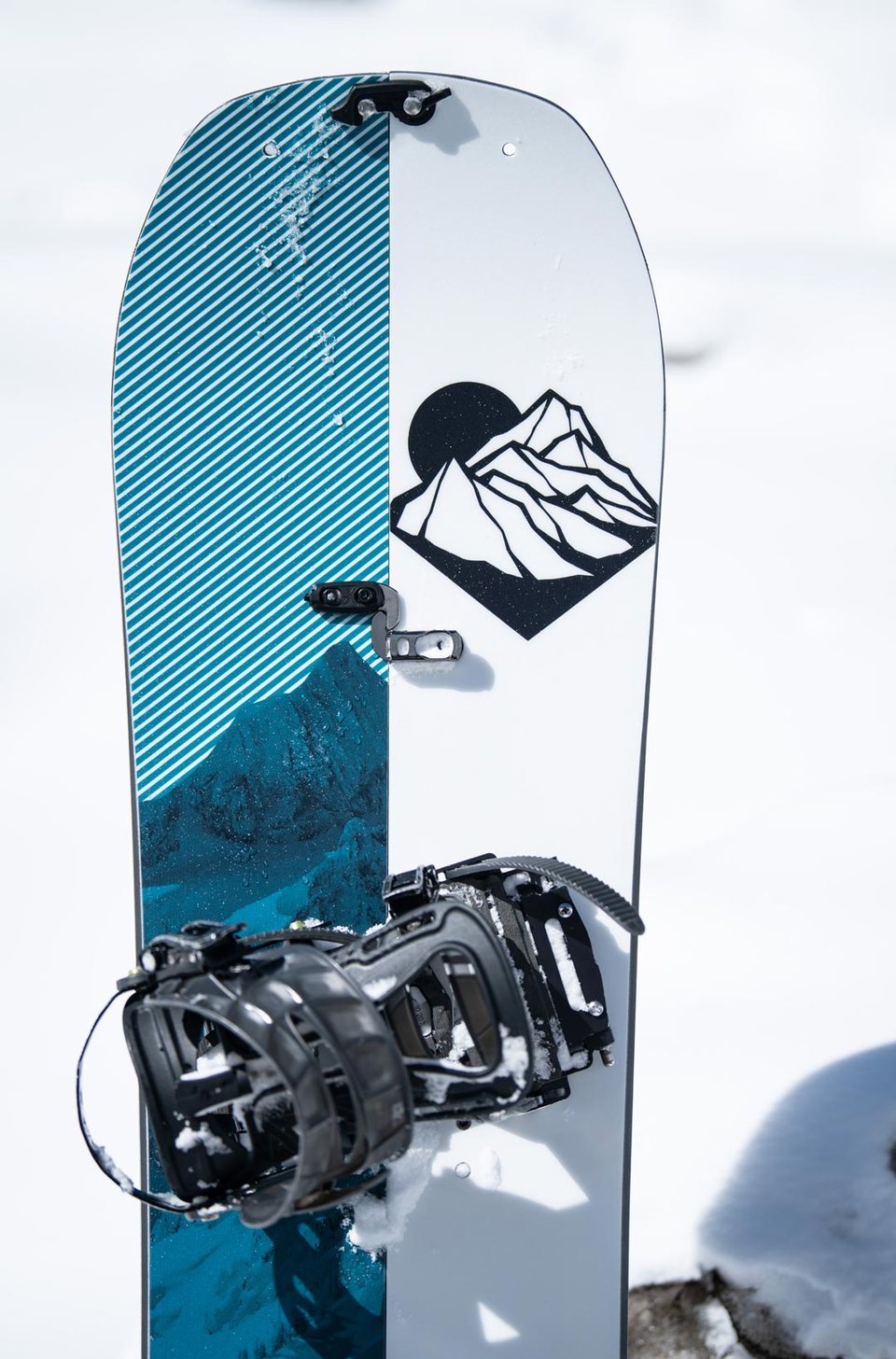 Splitboard Weston Range ustawiony w śniegu z zamontowanym wiązaniem.