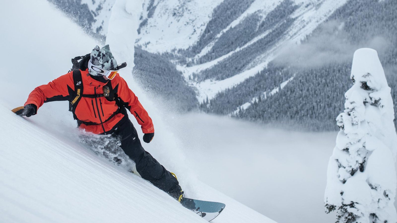 Splitboarder na desce Weston Range podczas zjazdu w puchu.