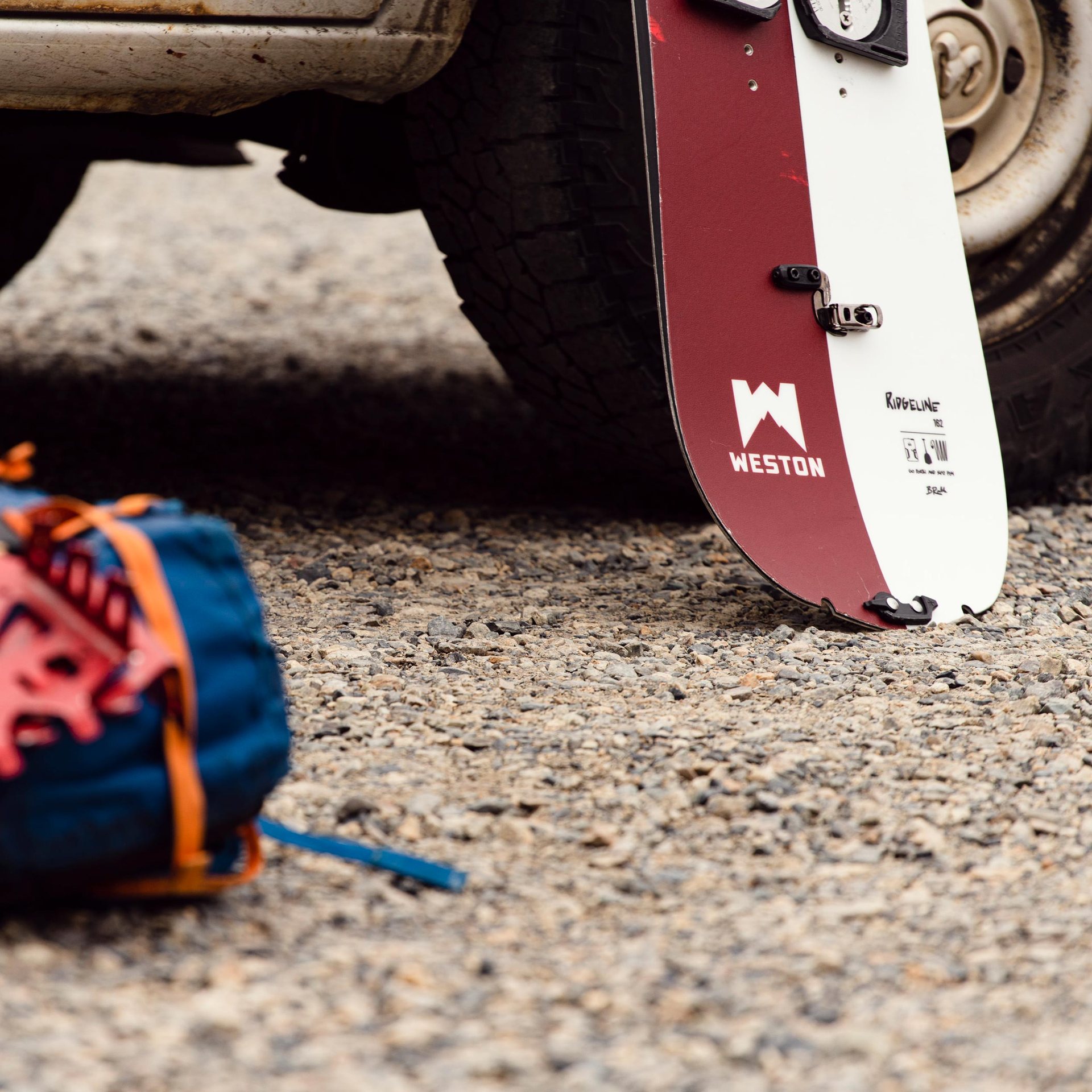 Końce dwóch połówek splitboardu Weston Ridgeline oparte o samochód.