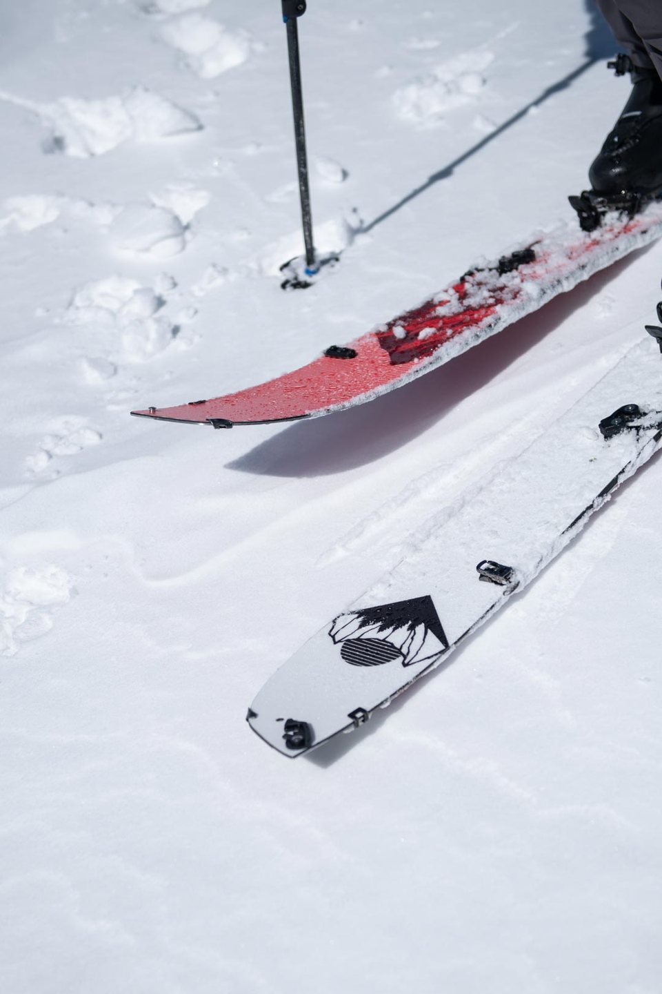 Połówki splitboardu Weston Ridgeline w trybie podejścia na śniegu.